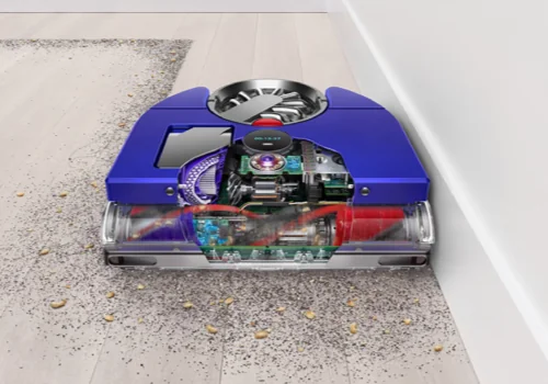 Dyson robotstøvsuger 360 Vis Nav rengør i moderne dansk stue, mens person justerer via app med tilfreds udtryk. Trægulv og møbler skaber realistisk atmosfære.